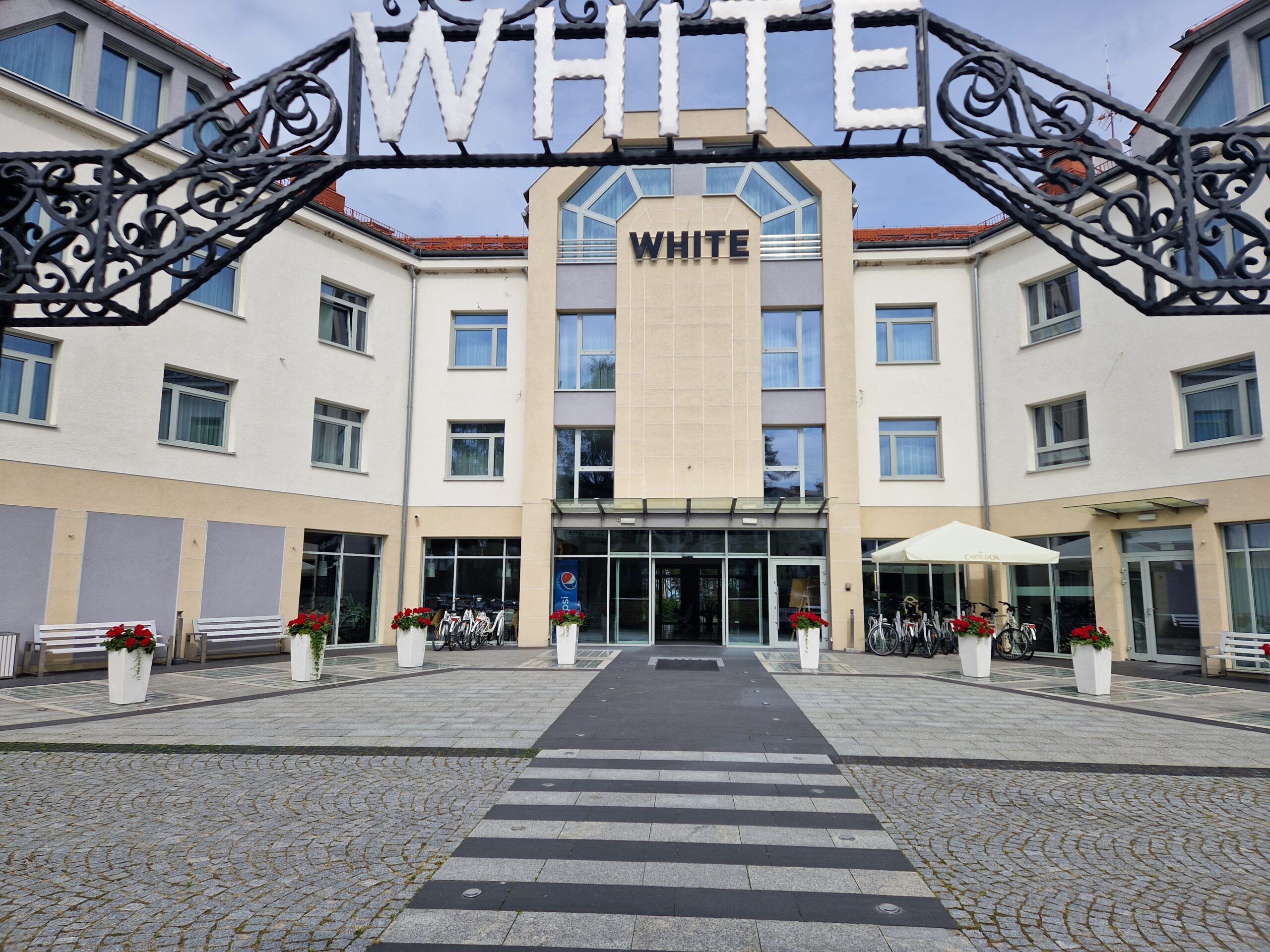 Hotel White